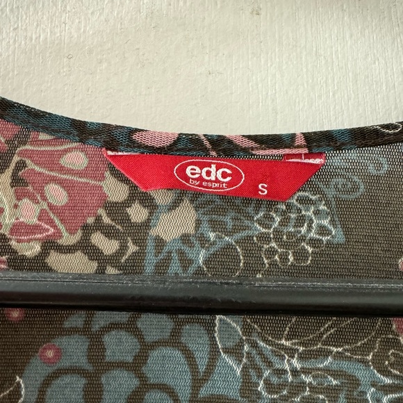 Vintage edc by ESPRIT thin, mesh, short sleeve floral print v-neck top. - Picture 5 of 5